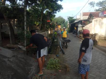 Kerja Bakti Lingkungan Bersama Warga