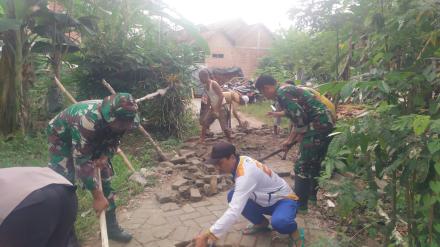 Kerja Bakti Pembenahan Jalan Llingkungan 