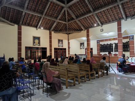 PENYALURAN BANTUAN BERAS DAN MINYAK GORENG 