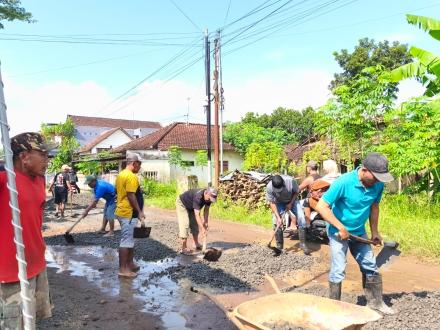 Kerja Bakti ngurug Jalan Kabupaten yang Rusak Parah